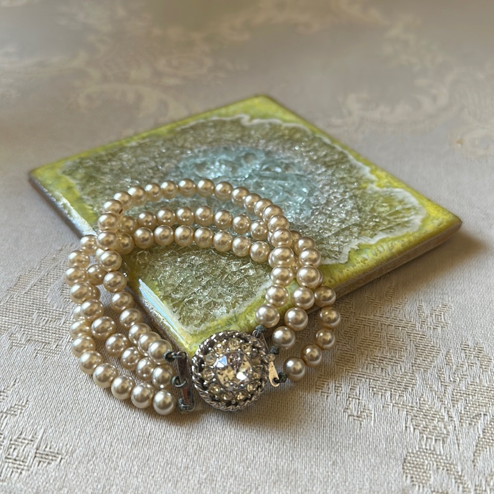 Vintage Sarah Coventry “First Lady” faux pearl/rhinestone bracelet